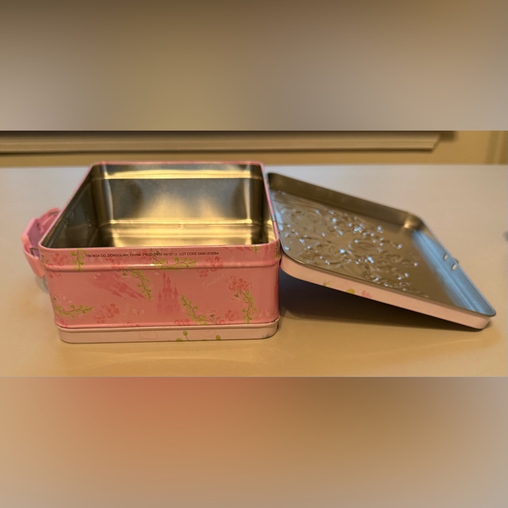 Tin Box Co. “Disney Princess Lunch Box” 2013 - Picture 11 of 14